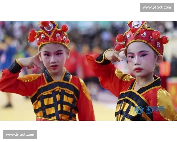 网红达人助阵村 BA 环江非遗打铁花燃爆夏夜